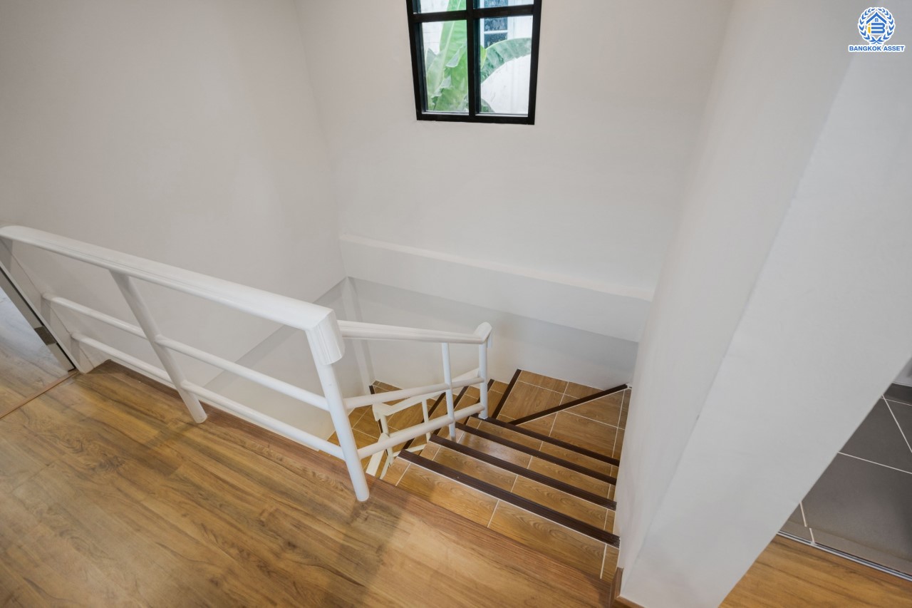 บ้านมือสองตกแต่งใหม่ ม.เศรณีลากูน วัดลาดปลาดุก ตอบโจทย์ทุกการใช้ชีวิต เนื้อที่ 50 ตร.ว. ฟังก์ชัน 3 ห้องนอน 3 ห้องน้ำ ทำเลเดินทางง่าย สะดวกสบายใกล้รถไฟฟ้าสายสีม่วง "สถานีคลองบางไผ่", ทางด่วน "กาญจนาภิเษก" และห้างสรรพสินค้าเซ็นทรัลเวสต์เกต